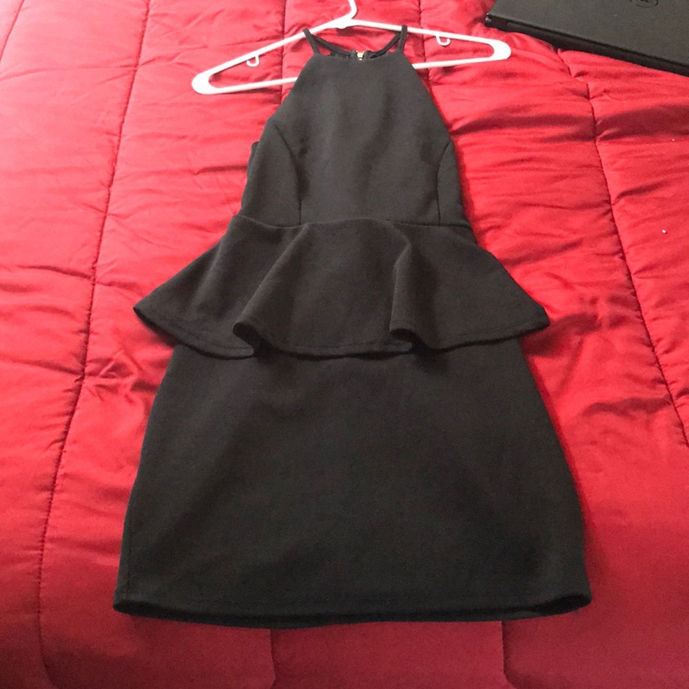 Cute little black dress !